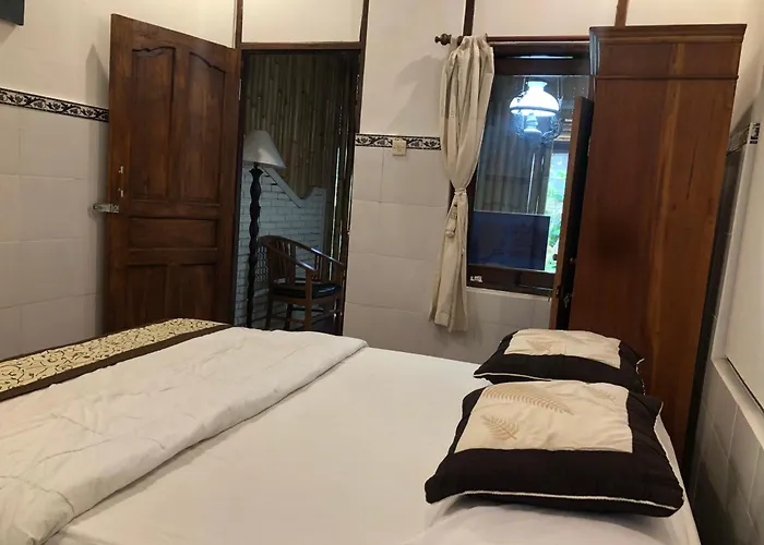 1bd In Family Compound1, 15 Minute Walk To Yoga Barn Habitación en casa particular